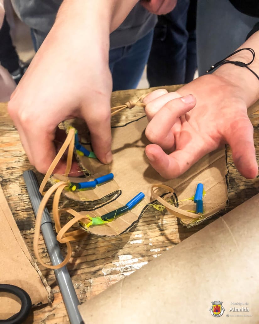 Oficina de robótica: "A mão que tu comandas"