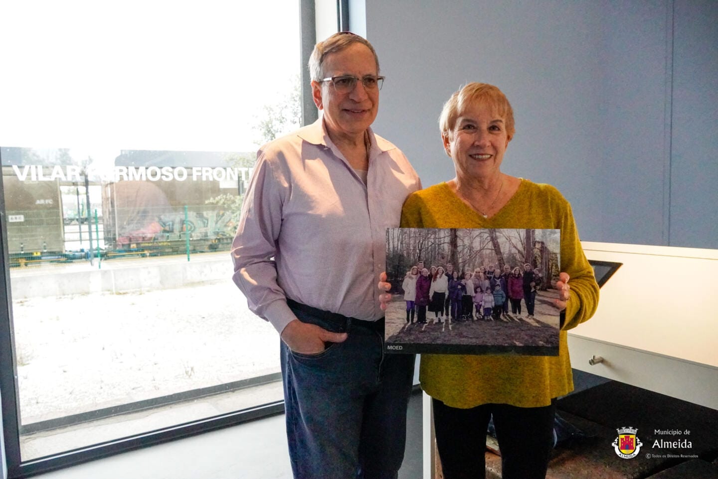 Família de refugiados de visita o Memorial aos Refugiados e ao Cônsul Aristides de Sousa Mendes